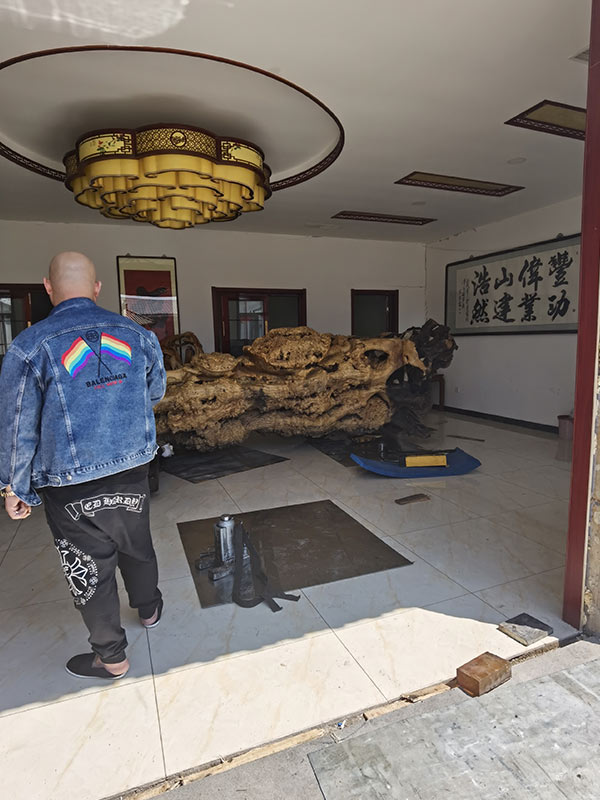 工藝大茶海搬運(yùn)就位